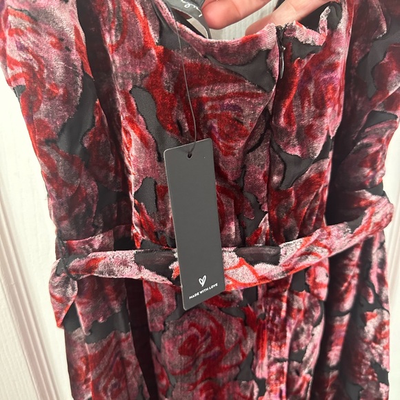 New with tags Lulus velvet red and black maxi dress size M - Picture 2 of 6